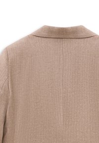 Rückansicht eines beigefarbenen Mantels im Fischgrätenmuster mit kleinem Kragen und mittlerer Rückennaht.