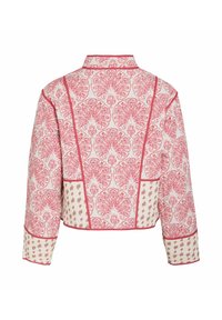 Veste avec motif floral ornemental rouge, motifs plus petits contrastants sur le bas du dos et les poignets, coutures structurées et col court.