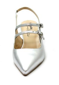 Scarpa slingback argento con punta appuntita, due cinturini regolabili, texture satinata liscia e soletta color beige con logo del marchio.