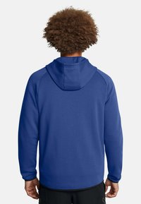 Blaues Baumwoll-Hoodie mit Kordelzugkapuze, gerippten Bündchen und einer entspannten Passform, mit einer glatten Textur und Raglanärmeln.