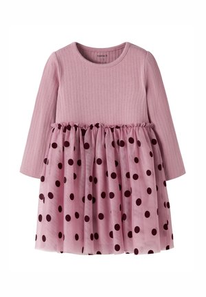 Robe rose à manches longues avec haut en maille côtelée et jupe transparente à pois foncés, conçue pour un enfant.