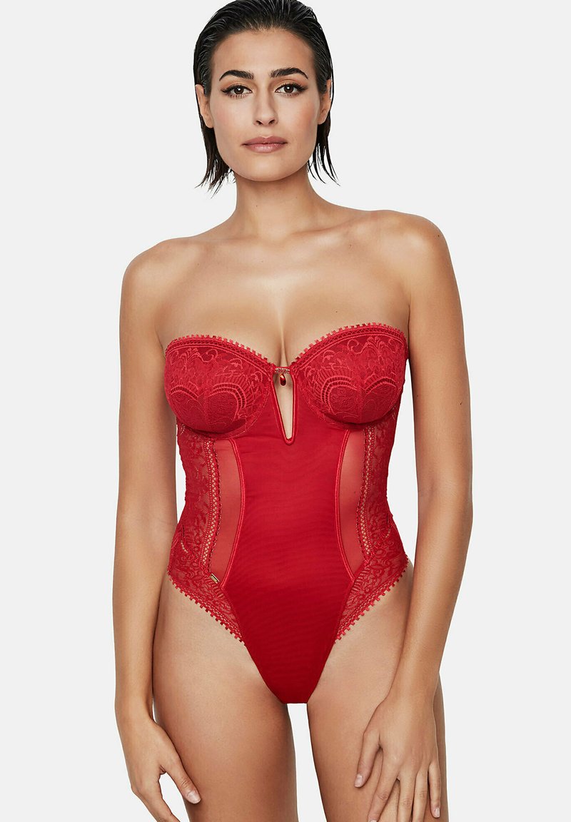 Rood strapless bodysuit met kant- en meshpanelen, met een keyhole-detail in het midden en gescallopte randen langs de halslijn en benen.