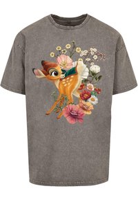 Camiseta gris de gran tamaño que presenta una ilustración de un ciervo con flores. El diseño combina colores brillantes sobre un fondo suave.