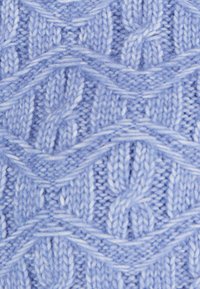 Tessuto lavorato a maglia di colore azzurro chiaro con un motivo a onde testurizzato, caratterizzato da sezioni in rilievo e intricate cuciture intrecciate. Materiale morbido simile alla lana.