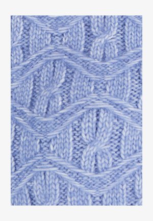 Tessuto lavorato a maglia di colore azzurro chiaro con un motivo a onde testurizzato, caratterizzato da sezioni in rilievo e intricate cuciture intrecciate. Materiale morbido simile alla lana.