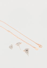 Λεπτό κολιέ αλυσίδας σε ροζ χρυσό με κούμπωμα λάμπρα και δύο ασημένια σκουλαρίκια με στρόγγυλες, υφασμένες επιφάνειες και πίσω μέρος πεταλούδας.