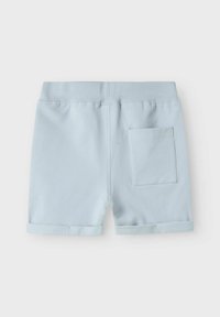 Shorts en coton bleu clair avec un ourlet roulé, une taille élastique et une poche arrière. Texture lisse avec un design décontracté.