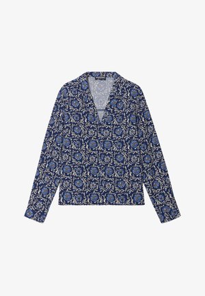 Blusa de manga larga en azul marino con un patrón floral en azul y crema, con escote en V y un corte relajado. Textura suave.