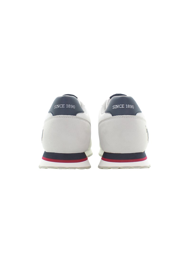 Des chaussures de sport avec une tige grise lisse ornée d'accents en mesh et d'un contrefort talon bleu, semelle extérieure blanche, et rayures rouges et marine sur la semelle intermédiaire.
