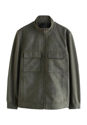 Olive zelena jakna s prednjim zatvaračem, sadrži dva džepa s preklopom, rebraste manžete i kontrastnu tkaninu na rukavima, napravljena od mekog materijala.