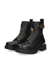Botas de tobillo de cuero negro con cremallera dorada, tira decorativa y suela de goma gruesa. Parte superior texturizada con acentos metálicos en el costado.