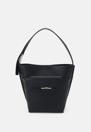 Sac à épaule en cuir noir avec une poche avant à rabat, logo Calvin Klein argenté et une anse large unique.