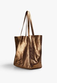 Bolso tote de bronce metálico con dos asas largas, que presenta una textura suave y brillante, y un diseño espacioso y de apertura superior.