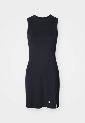 Robe noire sans manches avec une texture côtelée, encolure bateau, fente latérale et un petit logo à l'ourlet. Design simple et droit.