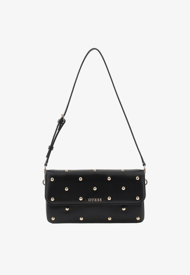 Sac à épaule en cuir noir avec des accents de clous dorés et une fermeture à rabat. Comprend une fine bandoulière réglable et un logo embossé à l'avant.