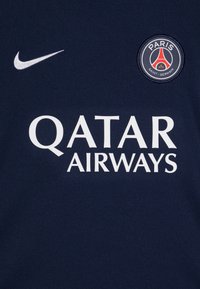 Námořnicky modrý dres Nike s bílým logem "QATAR AIRWAYS" a znakem PSG s červenými a modrými akcenty. Měkká syntetická tkanina s hladkou texturou.