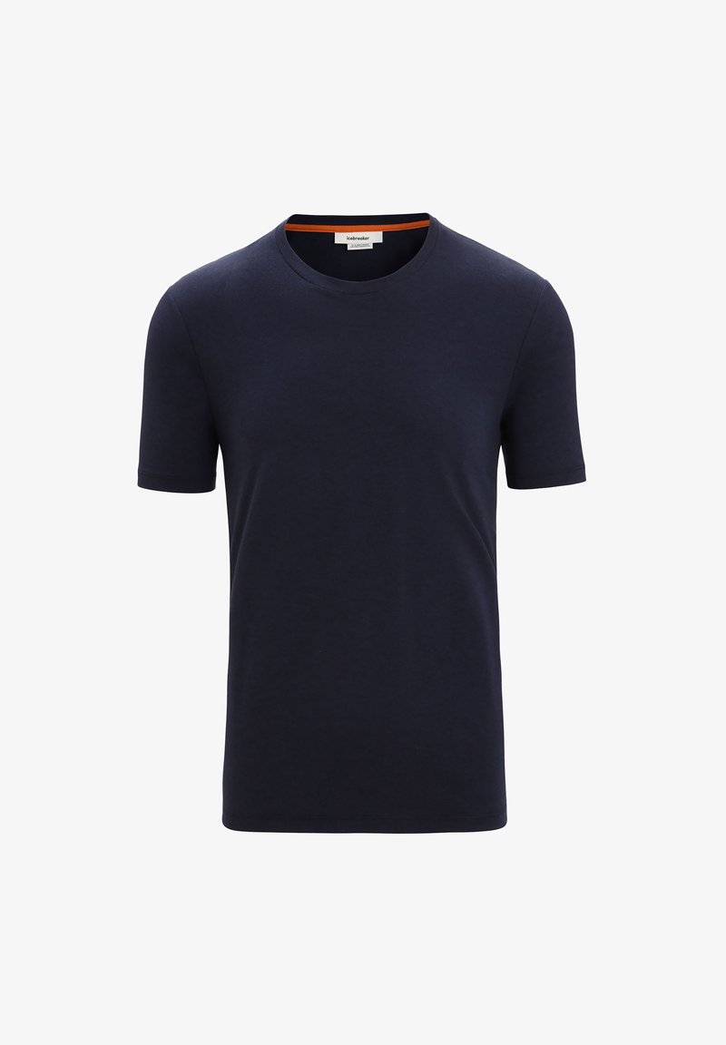 Camiseta azul marino de algodón suave, con cuello redondo y mangas cortas. Sutil acento naranja en el interior del cuello.