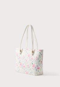 Blumen-Tasche mit weißem Grund, die mit rosa und blauen Blumenmustern verziert ist. Ausgestattet mit zwei weißen Tragegriffen und Details in goldfarbener Hardware.