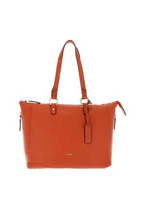 Sac fourre-tout en cuir orange avec double poignées, fermeture éclair, zips latéraux et une étiquette détachable. Texture lisse avec des accents de matériel minimalistes.