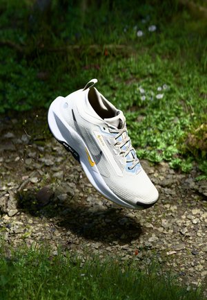 REACTX PEGASUS 5 GTX - Trail running shoes - phantom/black/white/university gold/light lemon twist