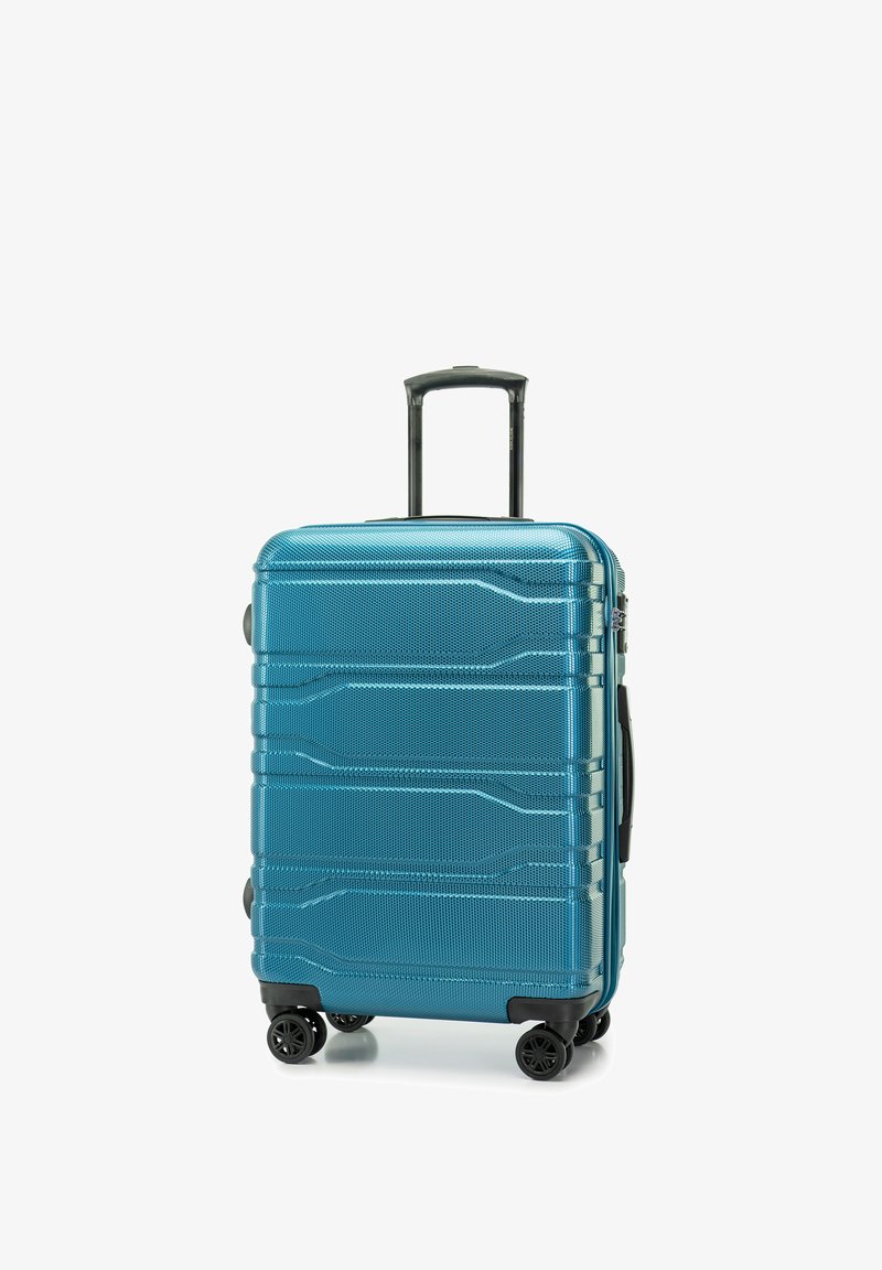 Valise rigide en teal métallique, avec une surface texturée, quatre roues noires, une poignée rétractable et des accents de design rayés.