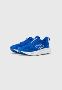 Chaussures de sport bleues avec un dessus en maille, accents blancs, bout arrondi et semelle rembourrée étiquetée "FRESH FOAM". Présente des lacets à l'avant et une languette au talon.