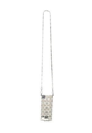 Borsa a catena argentata con una struttura rettangolare realizzata con pezzi metallici interconnessi. Texture liscia, design minimalista e catena di lunghezza media.