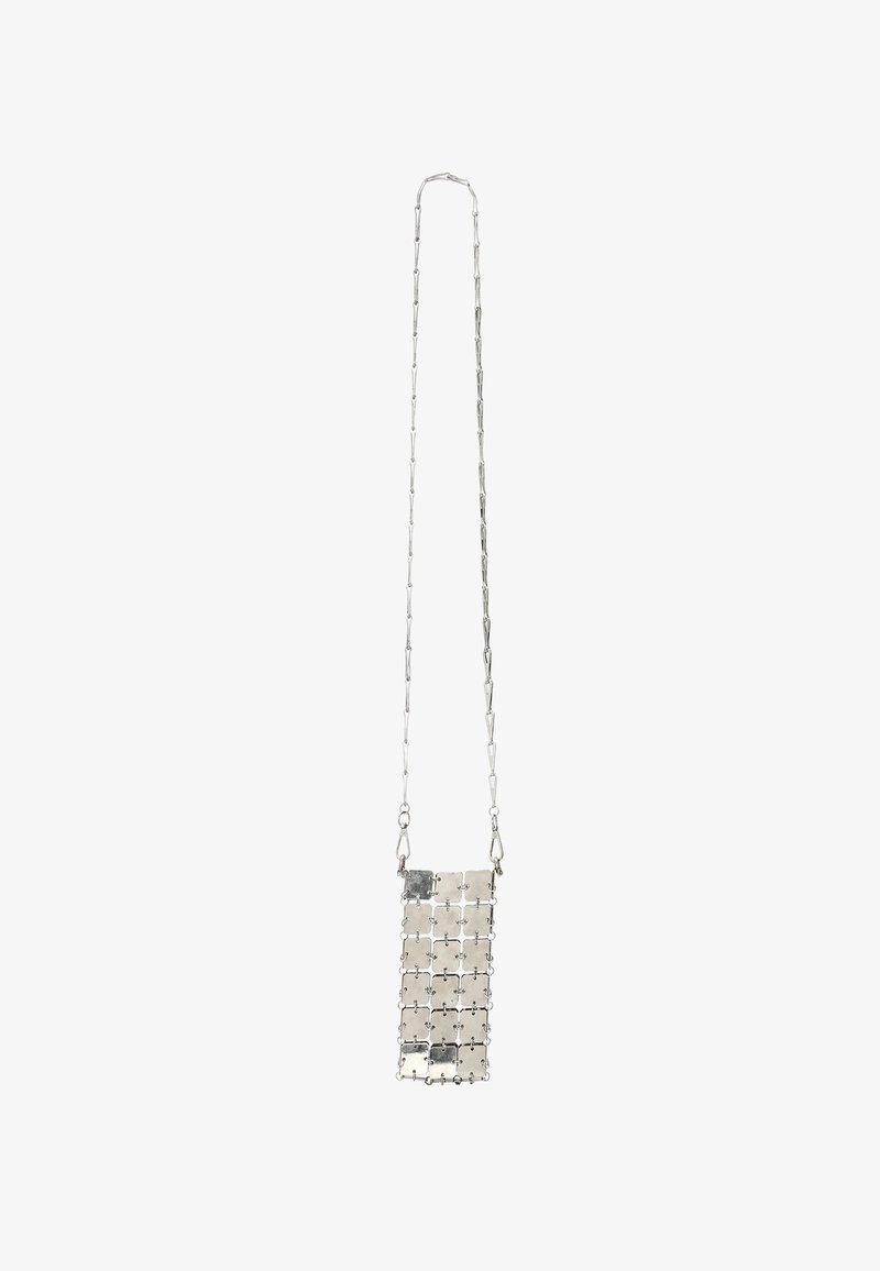 Silver chainväska med en rektangulär struktur gjord av sammanlänkade metallbitar. Slät textur, minimalistisk design och medellång kedja.