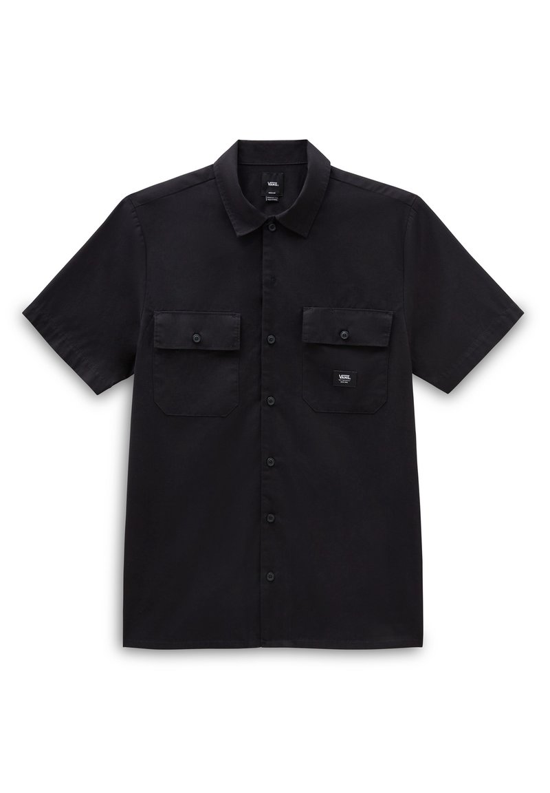 Camiseta negra de manga corta con cierre de botones en el frente, dos bolsillos en el pecho y una etiqueta con el logo de Vans; textura suave y diseño de cuello clásico.