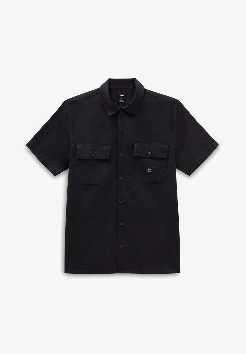 Camiseta negra de manga corta con cierre de botones en el frente, dos bolsillos en el pecho y una etiqueta con el logo de Vans; textura suave y diseño de cuello clásico.