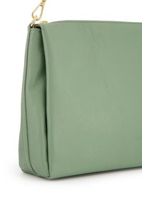 Grüne, strukturierte Lederhandtasche mit glatter Oberfläche, einfachem Design und einem goldenen Metallverschlussakzent.