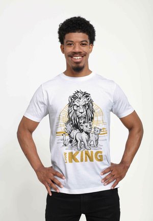 Hvid t-shirt med et grafisk design af en løve og hendes unger i sort og guld, med sætningen "Ikke Konge" i fede bogstaver.