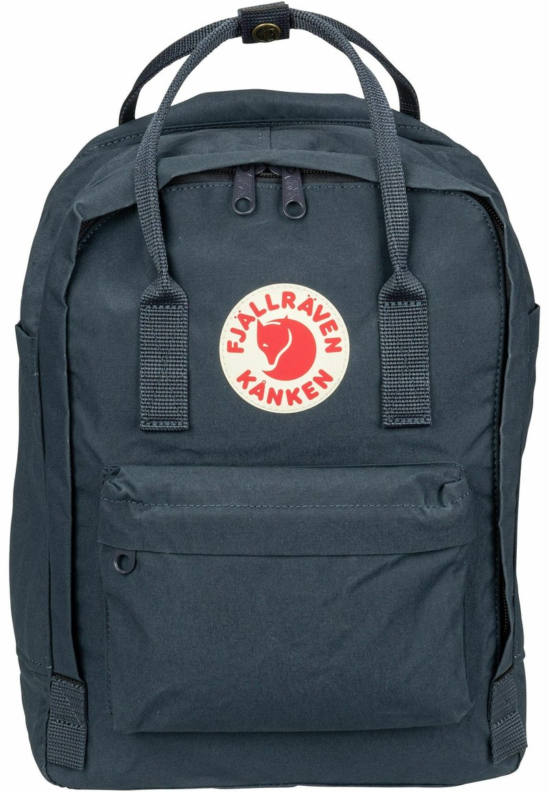 Zaino blu navy realizzato in tessuto resistente. Presenta una tasca frontale, due manici superiori e una toppa rotonda con logo in rosso e crema.