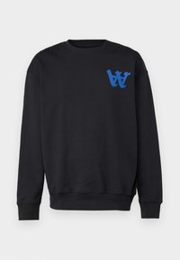 Svart sweatshirt laget av mykt stoff, med en blå stilisert logo på venstre bryst, lange ermer og ribbestrikkede mansjetter og nederkant.
