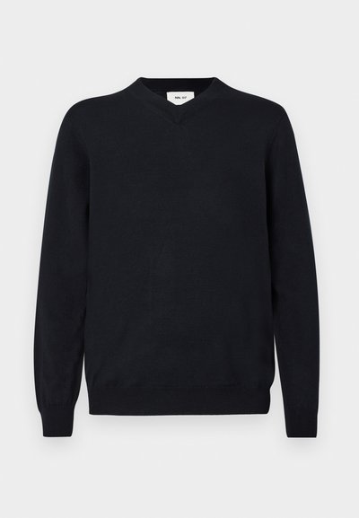 Czarny sweter z dekoltem w serek, wykonany z miękkiego materiału, z długimi rękawami oraz ściągaczami przy mankietach i dolnym brzegu. Minimalistyczny design bez widocznych wzorów.