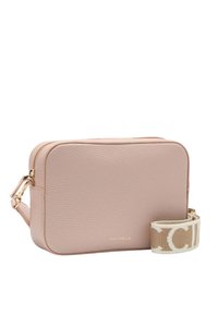 Borsa a tracolla in pelle rosa pallido con hardware dorato, chiusura zip e tracolla intrecciata con motivo logo. Forma rettangolare, superficie testurizzata.