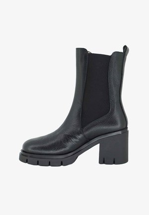 Stivale alla caviglia in pelle nera con tacco chunky, pannelli elastici laterali e finitura testurizzata. Presenta una suola in gomma con scanalature orizzontali.