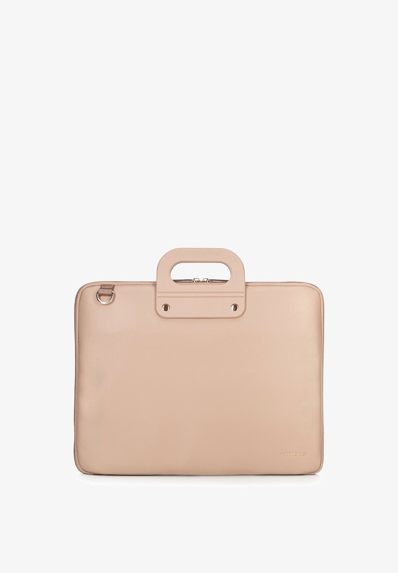 Bolsa de portátil beige hecha de material sintético suave, con forma rectangular, asas superiores y un discreto logo grabado en la parte frontal.