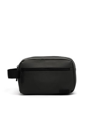 Sac de voyage rectangulaire noir fabriqué en matériau lisse. Dispose d'une poche zippée à l'avant et d'une sangle latérale pour un transport facile.