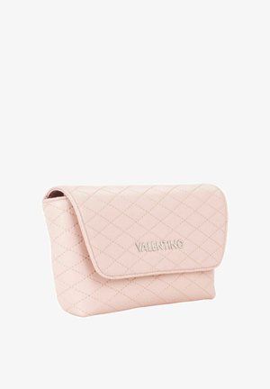 Gevatte roze leren clutch met een overslagklep, voorzien van zilveren logobeletttering. Gladde textuur met diamantpatroonaccent. Compact ontwerp.