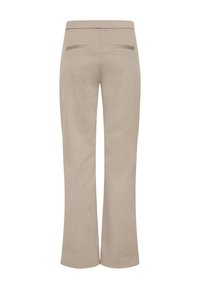 Pantaloni larghi beige con texture liscia, dotati di vita media, due tasche posteriori e una leggera lucentezza.