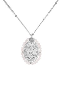 Un collier en argent présente un pendentif ovale avec un design en relief et une croix, entouré de perles roses. La chaîne est fine et délicate.