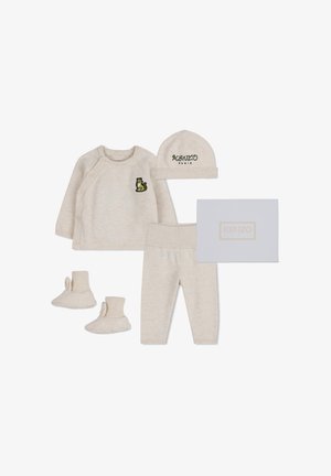 Set di abbigliamento per neonati beige composto da maglione a maglia con toppa a forma di tigre, cappello ricamato con "KENZO Paris", pantaloni, scarpine e confezione brandizzata.