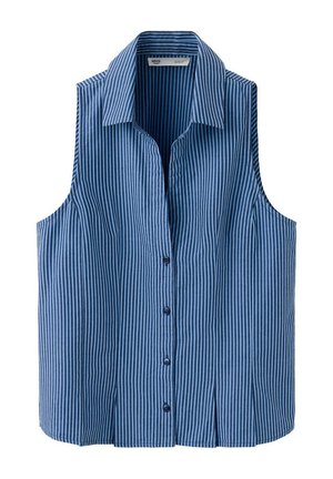 Chemise bleue sans manches à boutons avec fines rayures blanches verticales et col pointu.