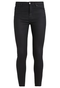 Pantalones vaqueros negros ajustados, hechos de denim elástico; cuentan con un diseño de cinco bolsillos, cierre frontal con botón y una textura suave.