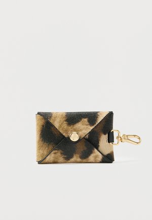 Etui na karty z motywem panterki ze strukturalnej skóry, wyposażone w złote zapięcie zatrzaskowe i złaty klips, z czarnymi krawędziami oraz trójkątnym projektem koperty.