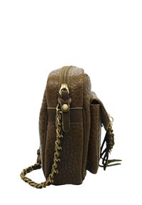 Sac en bandoulière en cuir texturé marron avec fermeture éclair dorée, bandoulière en chaîne et poche avant avec rabat et détail de frange, vu de côté.