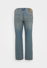Plave traperice, ravnog kroja, srednjeg struka, s dvije stražnje džepove, kožna oznaka na struku, izblijedjeli look s suptilnom teksturom.