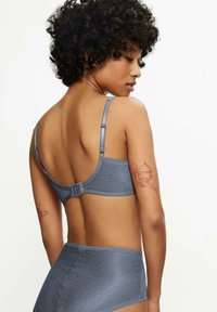 Triumph - Biustonosz z trójkątną miseczką