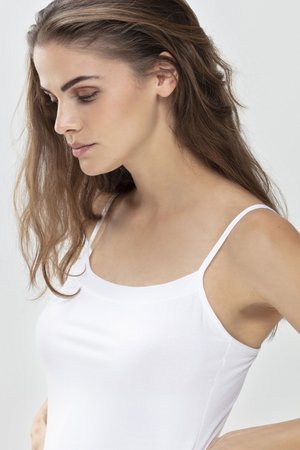 Witte camisole met dunne spaghetti-mouwen, gemaakt van zachte, gladde stof. Heeft een ronde halslijn en een minimalistisch ontwerp, geschikt voor het in lagen dragen.